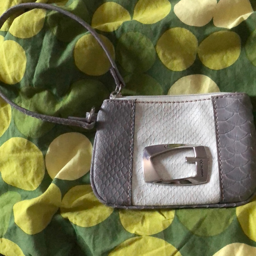 Guess Textured wristlet